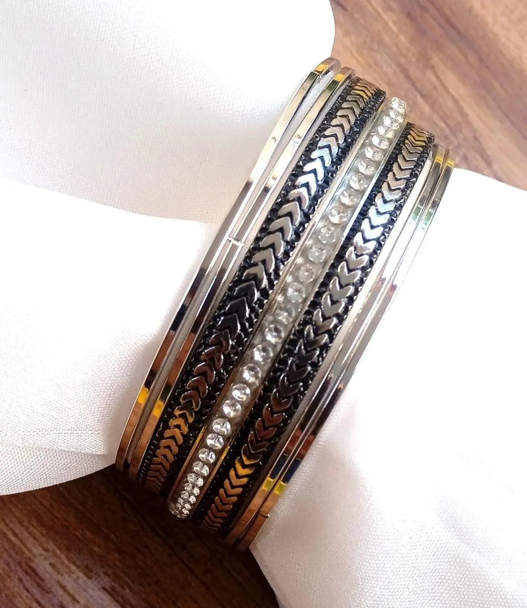 7 Pcs Antique Design Gold Plated Artificial Stones Plain Bangle
