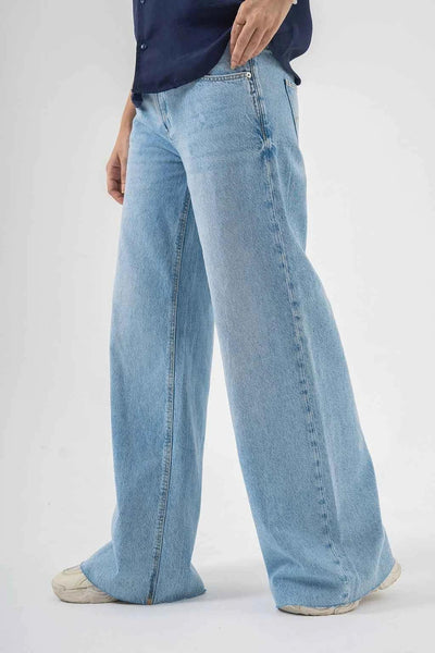 Easygoing Wide-Leg Blue Jeans for Effortless Trendy Style