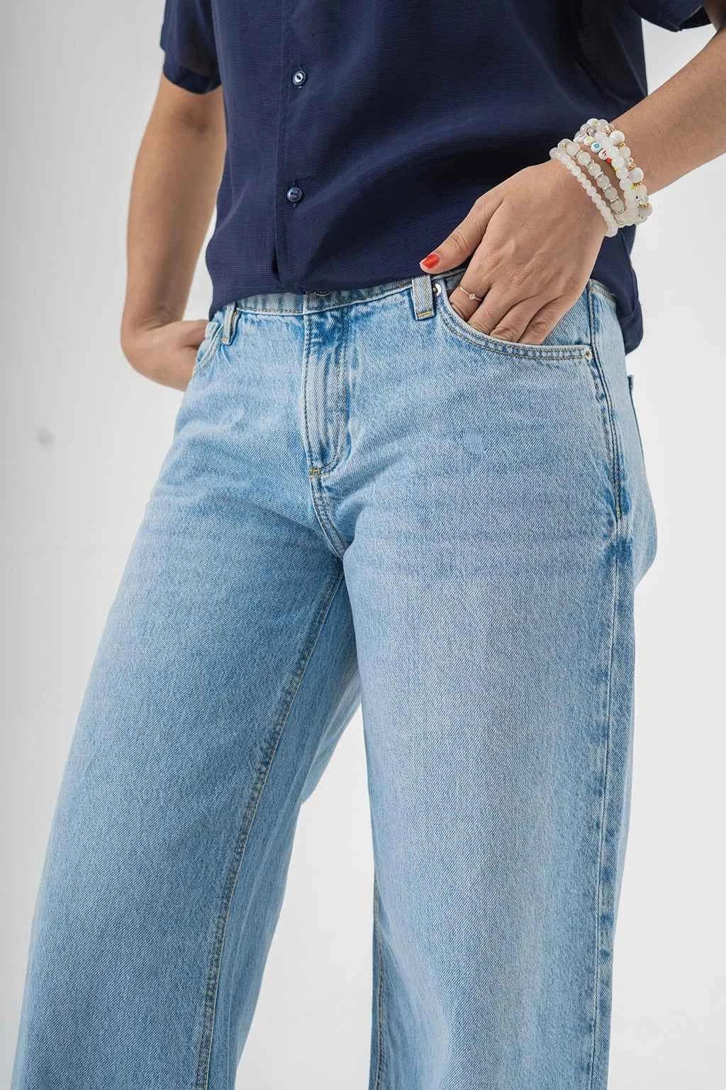 Easygoing Wide-Leg Blue Jeans for Effortless Trendy Style