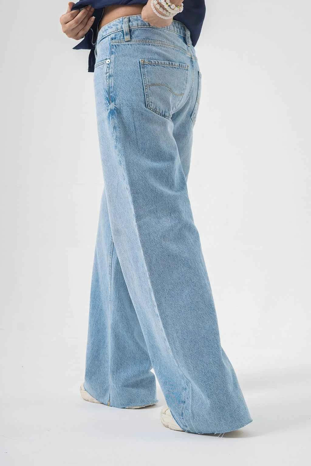 Easygoing Wide-Leg Blue Jeans for Effortless Trendy Style